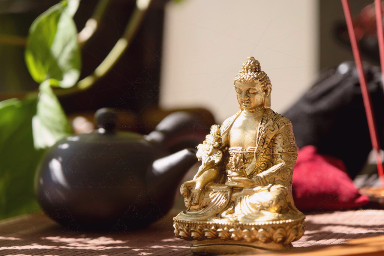 Practician yoga într-un ritual aromatic